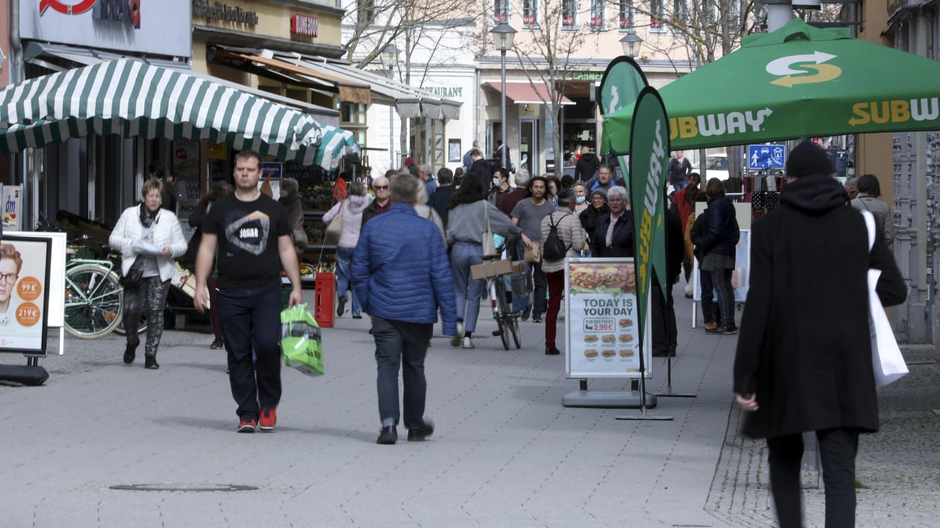 Menschen gehen durch die Innenstadt von Weimar: Am ersten Tag des Thüringer Modellversuchs hat die Stadt Geschäfte öffnen lassen.