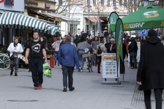 Menschen gehen durch die Innenstadt von Weimar: Am ersten Tag des Thüringer Modellversuchs hat die Stadt Geschäfte öffnen lassen.