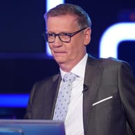 Günther Jauch: Der Moderator ist von der politischen Unwissenheit seines Kandidaten schockiert.