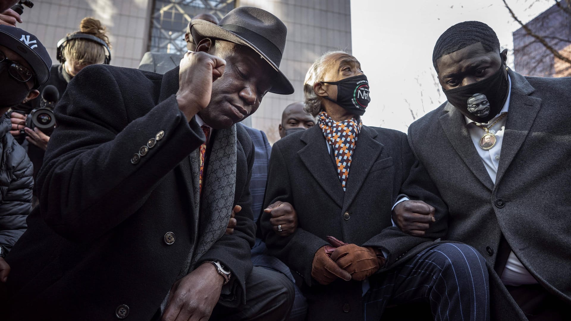 Anwalt Ben Crump (l.), Aktivist Al Sharpton und Brandon Williams, Neffe von George Floyd: Vor dem Prozess knieten sie neun Minuten nieder - so lange dauerte der Todeskampf von George Floyd.