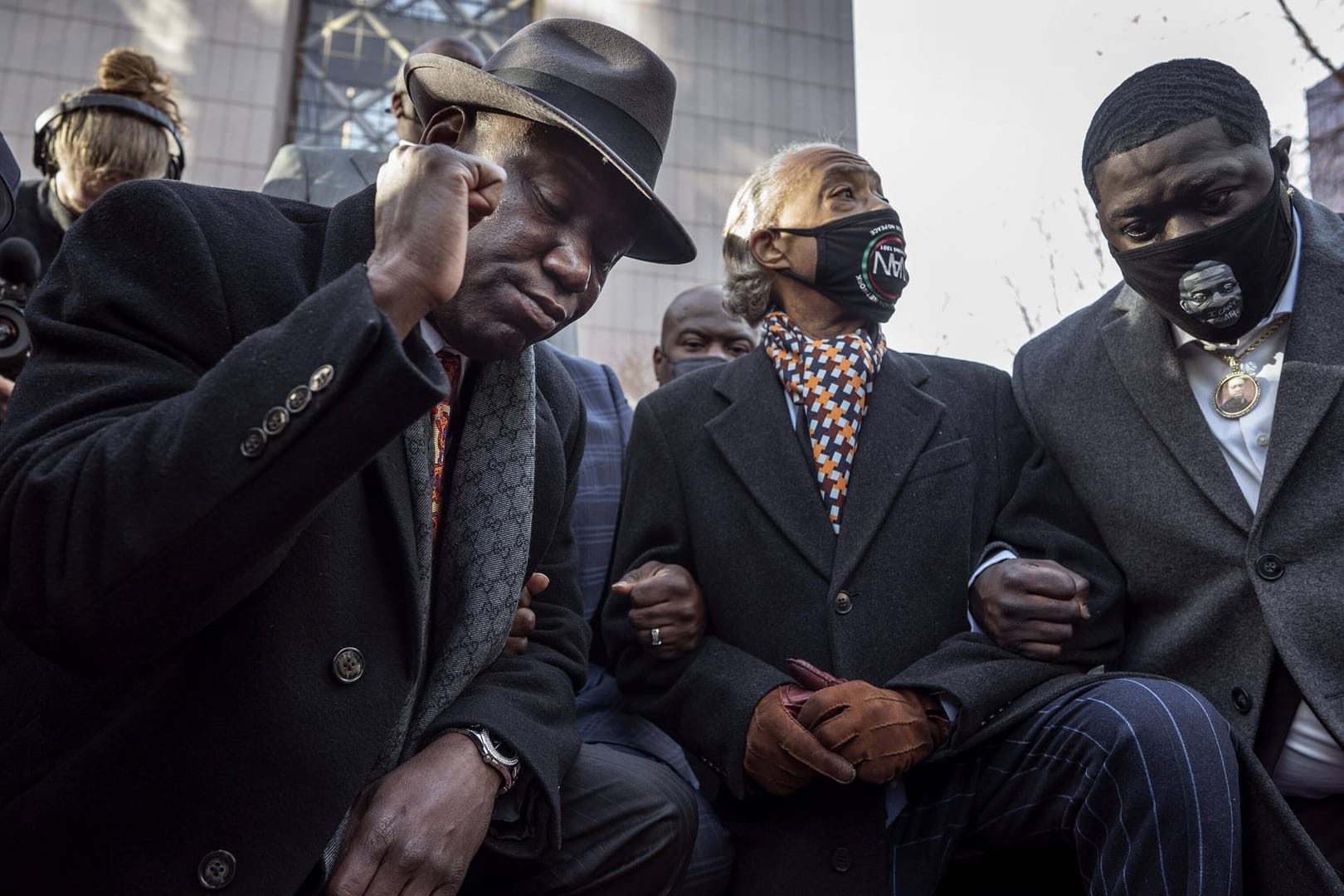 Anwalt Ben Crump (l.), Aktivist Al Sharpton und Brandon Williams, Neffe von George Floyd: Vor dem Prozess knieten sie neun Minuten nieder - so lange dauerte der Todeskampf von George Floyd.