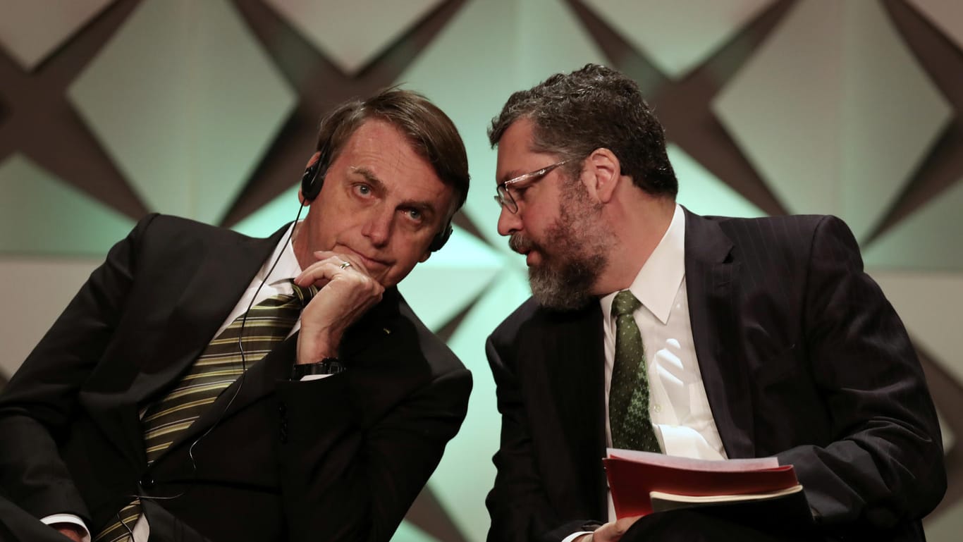 Jair Bolsonaro spricht mit Ex-Außenminister Ernesto Araujo: Mehrere Top-Minister haben dem Staatschef den Rücken gekehrt.