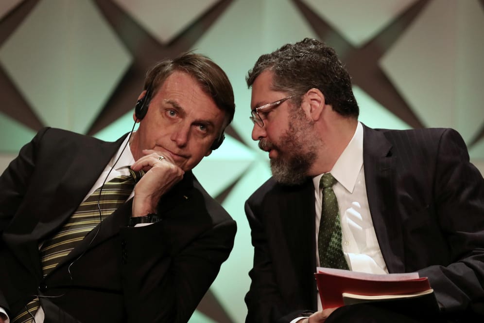 Jair Bolsonaro spricht mit Ex-Außenminister Ernesto Araujo: Mehrere Top-Minister haben dem Staatschef den Rücken gekehrt.