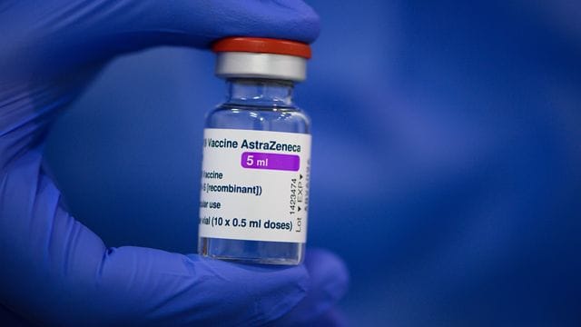 Ein Fläschchen mit dem Astrazeneca-Wirkstoff gegen Corona. Ein Fläschchen mit dem Astrazeneca-Wirkstoff gegen Corona.