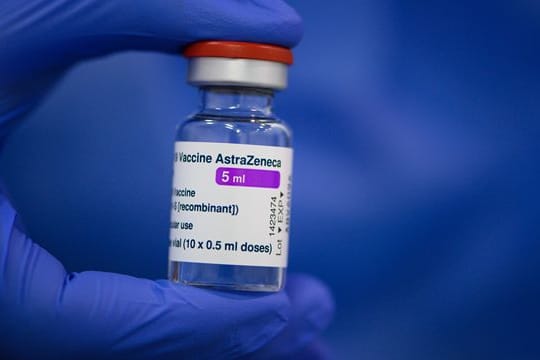 Ein Fläschchen mit dem Astrazeneca-Wirkstoff gegen Corona.