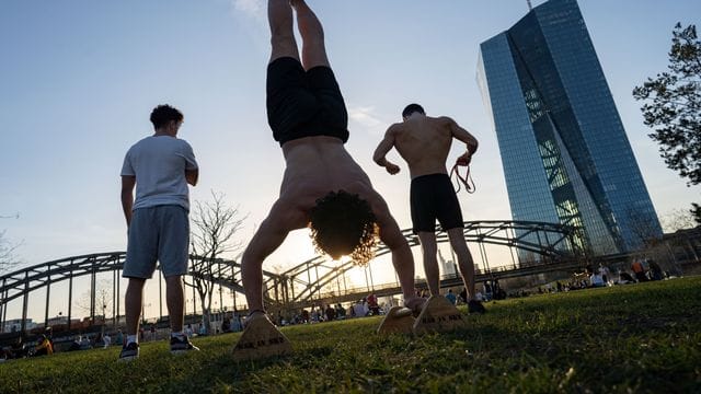 Sportler im Hafenpark in Frankfurt am Main (Archivbild): In dem Park ist es schon zu Streitereien zwischen verschiedenen Gruppen gekommen. Sportler im Hafenpark in Frankfurt am Main (Archivbild): In dem Park ist es schon zu Streitereien zwischen verschiedenen Gruppen gekommen.