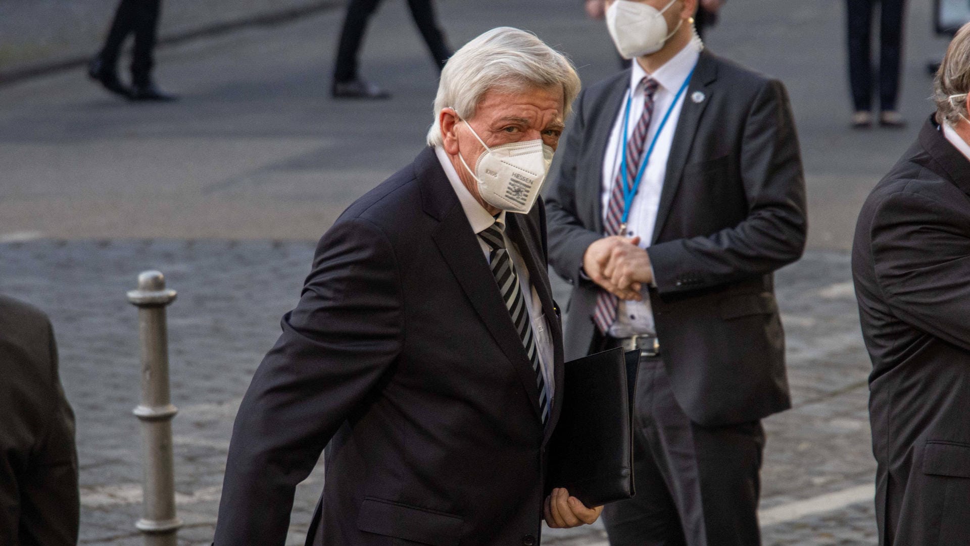 Volker Bouffier (CDU): Der Ministerpräsident von Hessen hat die Kritik von Angela Merkel zurückgewiesen.