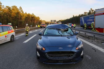 Einsatzkräfte arbeiten an der Unfallstelle am Autobahnkreuz Nürnberg: Ein Mann starb bei einem Unfall.
