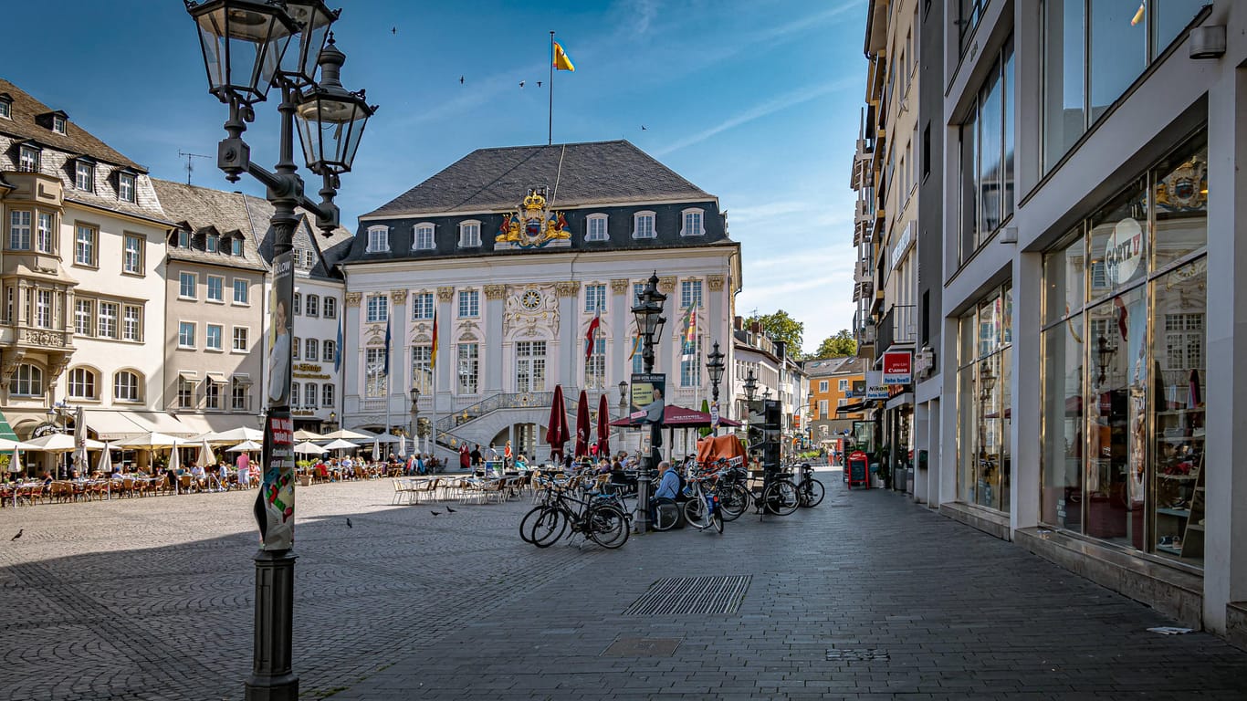 Das alte Rathaus in Bonn (Archivbild): Die Stadt möchte eine Notbremse mit Lockerungen.