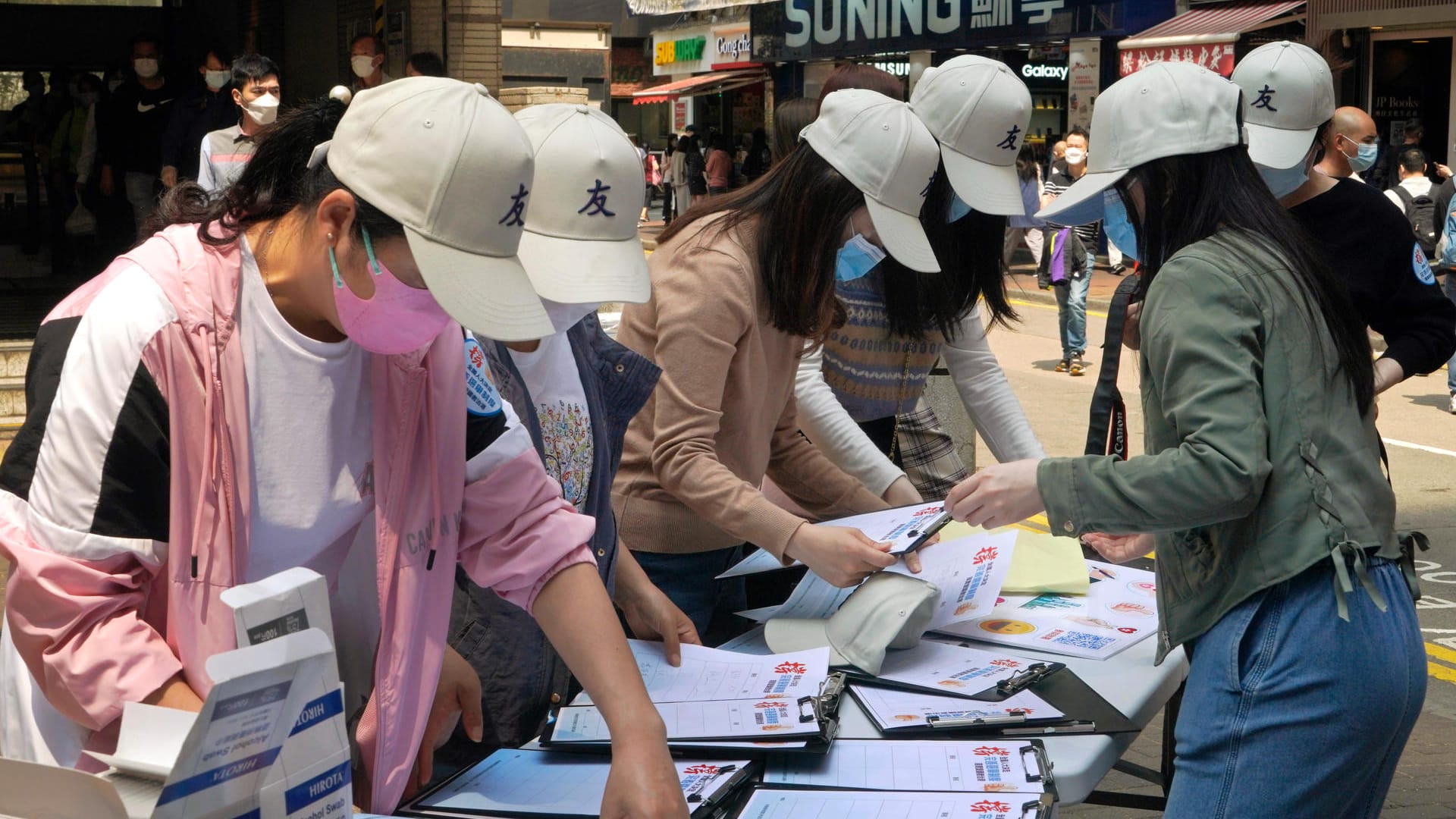 Pro-China-Mitarbeiterinnen sammeln Unterschriften von Anwohnern an einem Stand zur Unterstützung eines Vorschlags zur Änderung der Wahlregeln für Hongkong: Nun kann Peking de facto die Kandidaten für Wahlen in Hongkong auswählen. Pro-China-Mitarbeiterinnen sammeln Unterschriften von Anwohnern an einem Stand zur Unterstützung eines Vorschlags zur Änderung der Wahlregeln für Hongkong: Nun kann Peking de facto die Kandidaten für Wahlen in Hongkong auswählen.