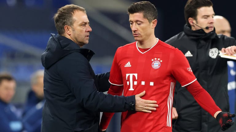 Bayern-Trainer Hansi Flick muss im Topspiel gegen RB Leipzig auf Stürmer Robert Lewandowski verzichten.