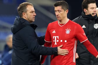 Bayern-Trainer Hansi Flick muss im Topspiel gegen RB Leipzig auf Stürmer Robert Lewandowski verzichten.