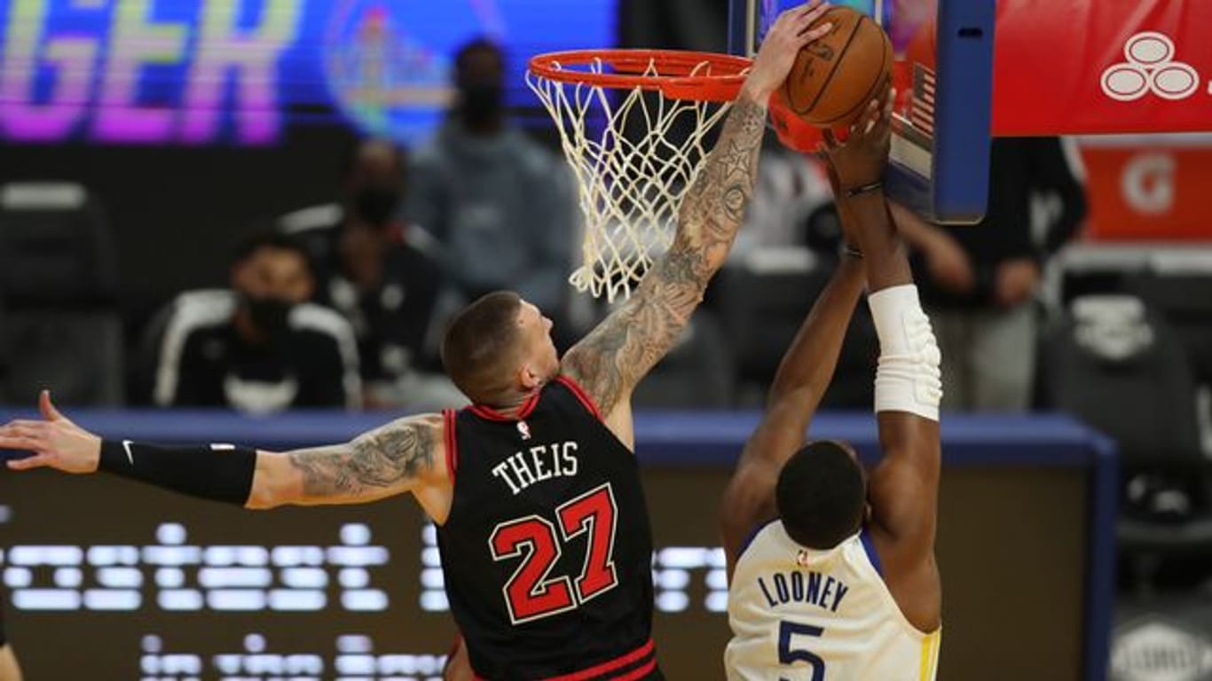 Daniel Theis (l)musste sich bei seinem Debüt im Bulls-Trikot den Golden State Warriors mit Kevon Looney geschlagen geben.