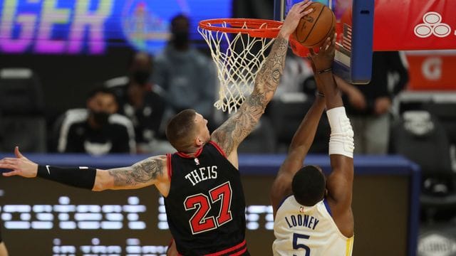 Daniel Theis (l)musste sich bei seinem Debüt im Bulls-Trikot den Golden State Warriors mit Kevon Looney geschlagen geben. Daniel Theis (l)musste sich bei seinem Debüt im Bulls-Trikot den Golden State Warriors mit Kevon Looney geschlagen geben.