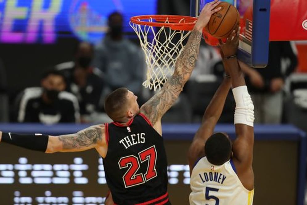 Daniel Theis (l)musste sich bei seinem Debüt im Bulls-Trikot den Golden State Warriors mit Kevon Looney geschlagen geben.
