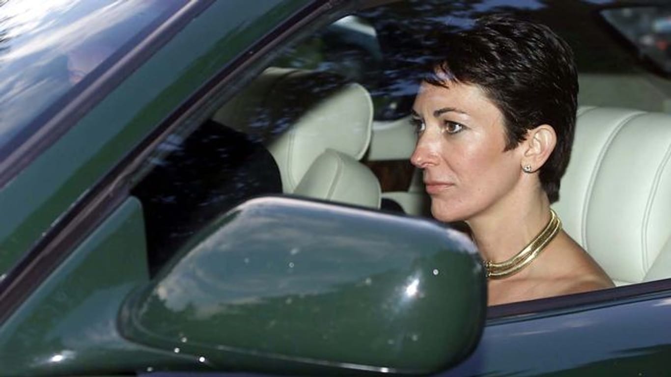 Ghislaine Maxwell, Tochter des Medienzaren Maxwell, gemeinsam mit Prinz Andrew, Herzog von York, beim Verlassen einer Hochzeit im Februar 2000.
