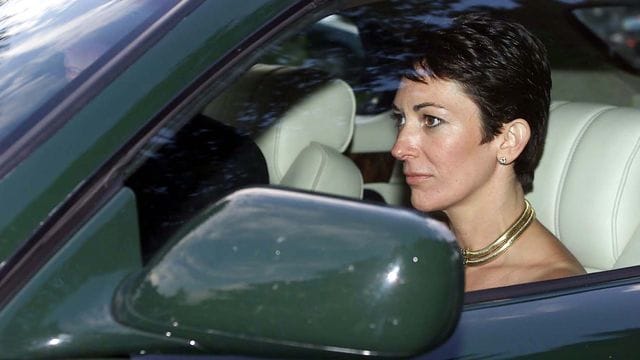 Ghislaine Maxwell, Tochter des Medienzaren Maxwell, gemeinsam mit Prinz Andrew, Herzog von York, beim Verlassen einer Hochzeit im Februar 2000. Ghislaine Maxwell, Tochter des Medienzaren Maxwell, gemeinsam mit Prinz Andrew, Herzog von York, beim Verlassen einer Hochzeit im Februar 2000.