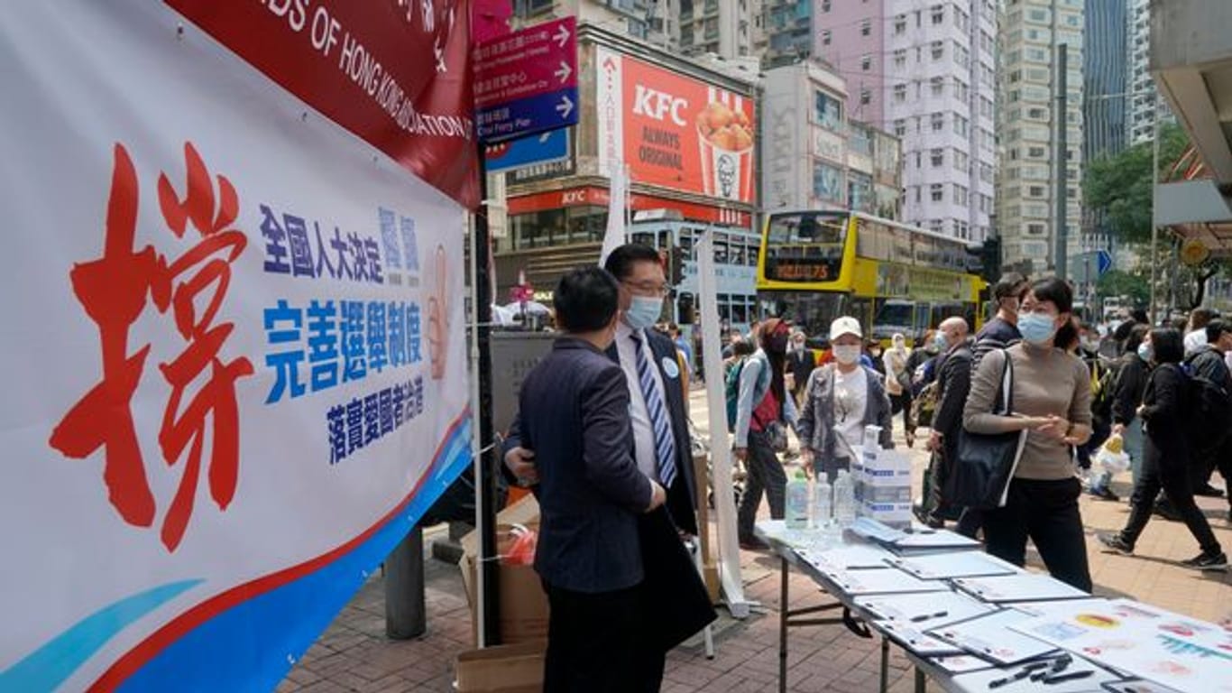 Noch Mitte März sammelten Pro-China-Mitarbeiter in Hongkong die Unterschriften von Anwohnern zur Unterstützung eines Vorschlags zur Änderung der Wahlregeln.