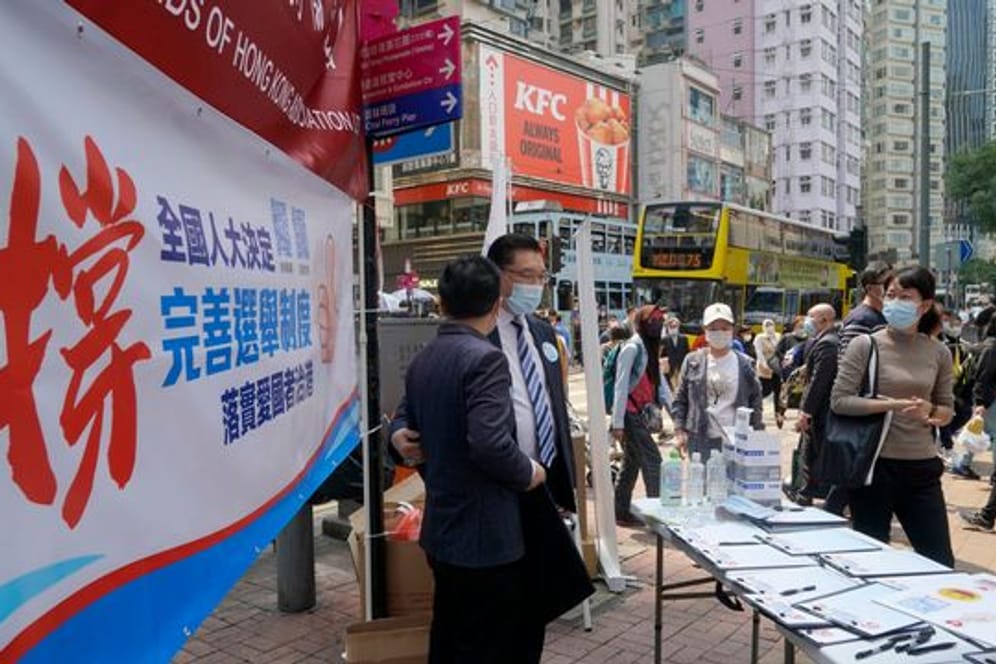 Noch Mitte März sammelten Pro-China-Mitarbeiter in Hongkong die Unterschriften von Anwohnern zur Unterstützung eines Vorschlags zur Änderung der Wahlregeln.
