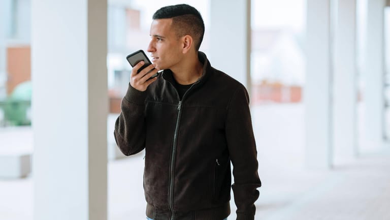 Ein junger Mann nimmt eine Sprachnachricht auf: In der Beta-Version des Messengers sieht man, dass WhatsApp möglicherweise verschiedene Abspielgeschwindigkeiten für Sprachnachrichten plant.