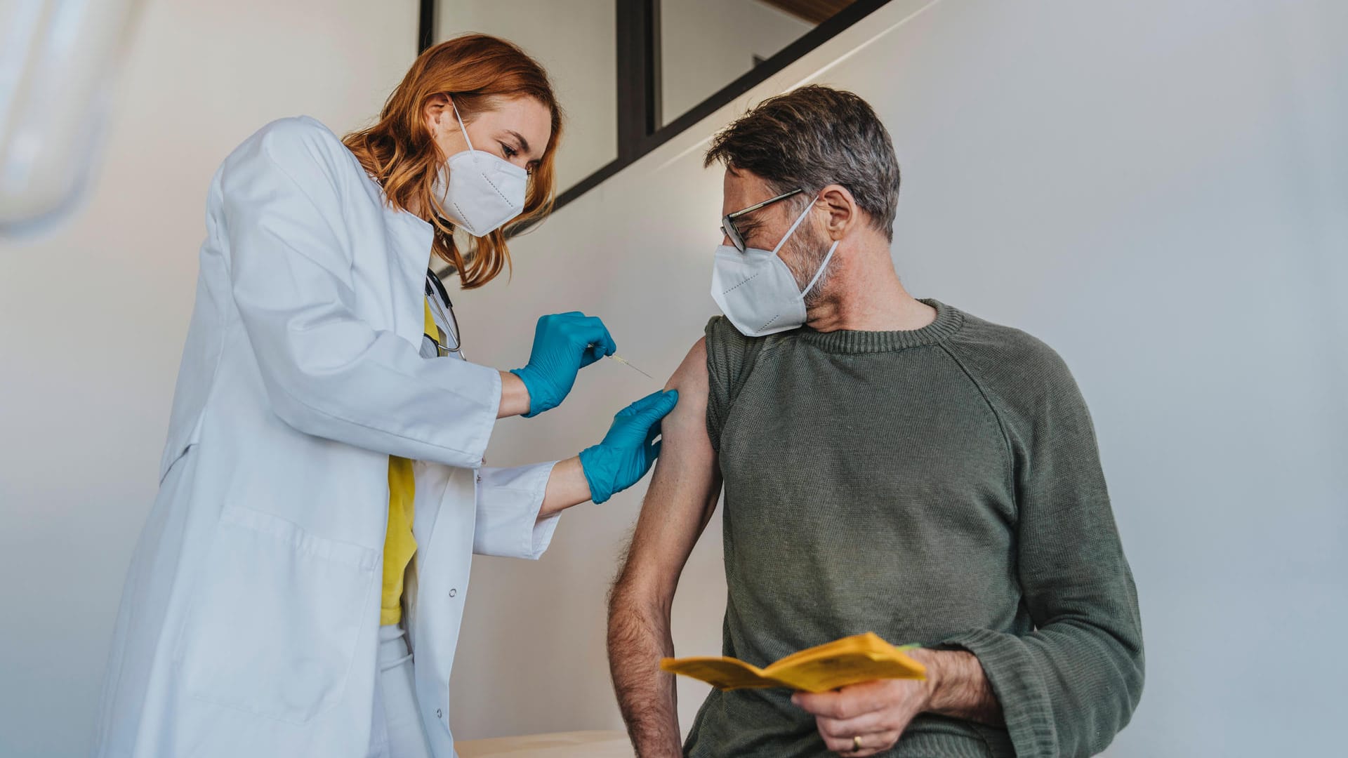 Ärztin impft Patient: Es hat Pieks gemacht.