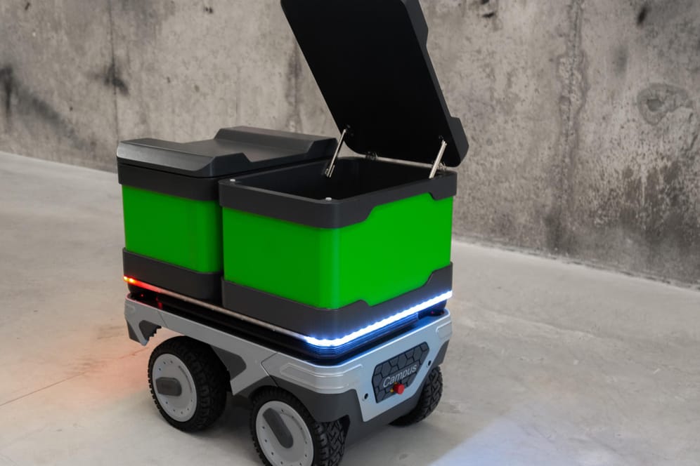 Ein Lieferroboter von Efeu-Campus: In den grünen Boxen werden die Pakete verstaut.