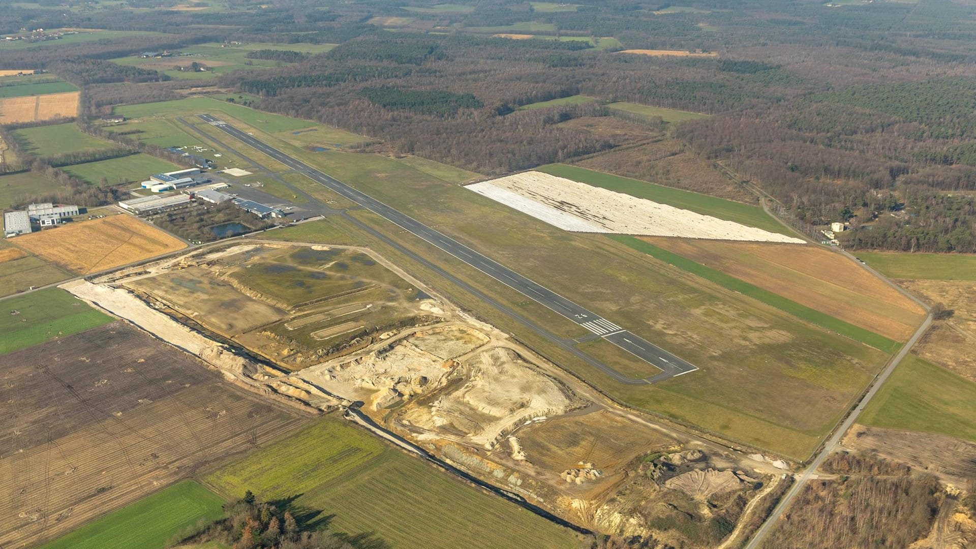 Der Flugplatz "Schwarze Heide" (Archivbild): Hier stürze ein kleiner Helikopter ab. Der Flugplatz "Schwarze Heide" (Archivbild): Hier stürze ein kleiner Helikopter ab.