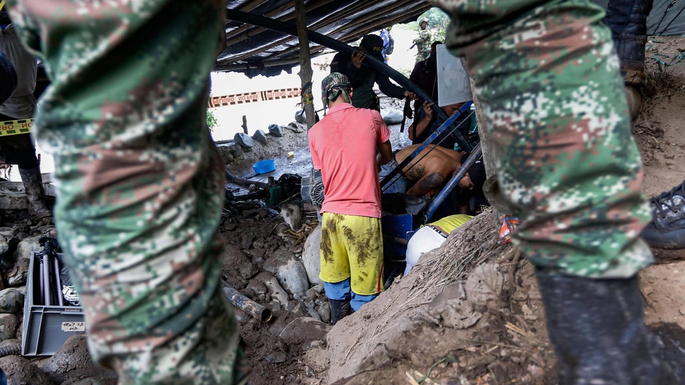 Rettungskräfte versuchen die Bergarbeiter zu retten: Sie befinden sich 17 Meter unter der Erde.