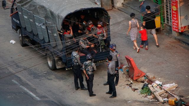 Sicherheitskräfte stehen neben einem Lastwagen in Yangon.