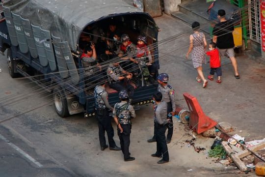 Sicherheitskräfte stehen neben einem Lastwagen in Yangon.