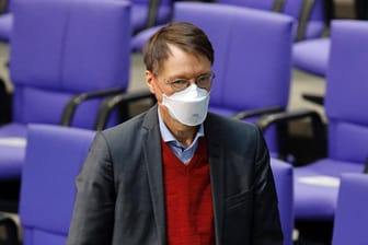 Karl Lauterbach im Bundestag (Archivbild): Der Kölner Politiker setzt sich für einen harten Lockdown ein.