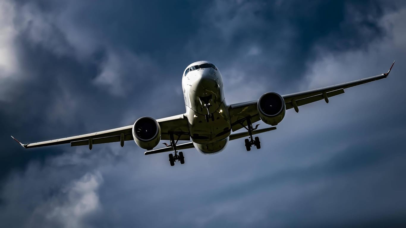 Ein Flugzeug im Landanflug (Symbolbild): In Hagen hat eine Person Piloten mit einem Laserpointer geblendet.