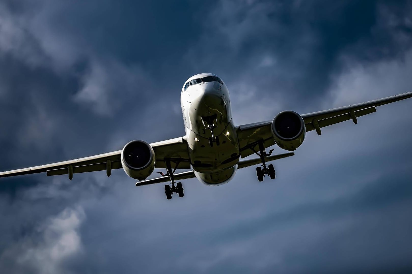 Ein Flugzeug im Landanflug (Symbolbild): In Hagen hat eine Person Piloten mit einem Laserpointer geblendet.