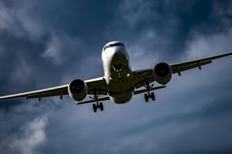 Ein Flugzeug im Landanflug (Symbolbild): In Hagen hat eine Person Piloten mit einem Laserpointer geblendet.