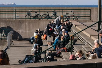 Menschen genießen die Sonne in Malmö: Schweden verzeichnet fast dreimal so viele Neuinfektionen wie Deutschland (Symbolbild).