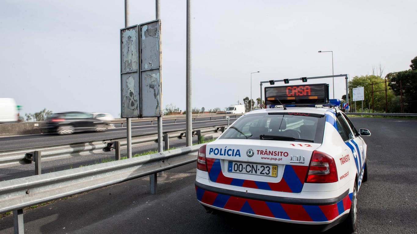 Polizeiwagen in Lissabon: Der Gesuchte lag wegen einer Infektion mit dem Coronavirus im Krankenhaus (Symbolbild).