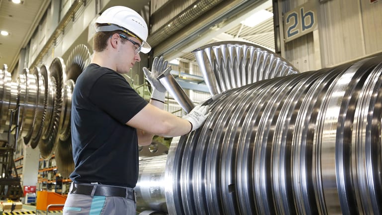 Jungingenieur in der Produktion (Symbolbild): Die IG Metall hat sich mit dem Arbeitgeberverband auf einen neuen Tarifvertrag in NRW geeinigt.