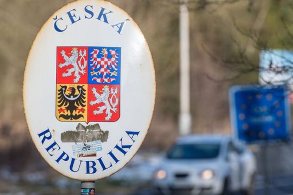 Ein Schild mit dem Wappen der tschechischen Republik steht an der deutsch-tschechischen Grenze.