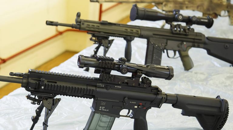 Sturmgewehre von Heckler & Koch (Symbolbild): Der Waffenhersteller muss eine hohe Strafe zahlen.