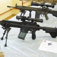 Sturmgewehre von Heckler & Koch (Symbolbild): Der Waffenhersteller muss eine hohe Strafe zahlen.
