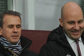 Hendrik Almstadt (r.) während seiner Zeit bei Aston Villa neben seinem damaligen Chef Tom Fox: Der Fußballmanager ist offenbar Top-Kandidat bei Eintracht Frankfurt.