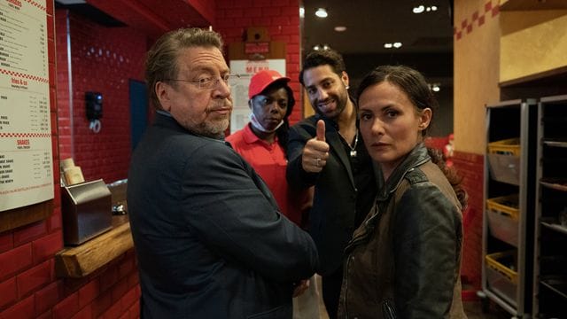 Erichsen (Armin Rohde) und Tülay Yildirim (Idil Üner) im Burger-Restaurant.