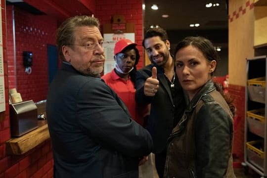 Erichsen (Armin Rohde) und Tülay Yildirim (Idil Üner) im Burger-Restaurant.