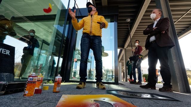 Der Künstler Thomas Baumgärtel sprayt "Impfbananen": Der Graffiti-Künstler ist für seine Bananen bekannt.