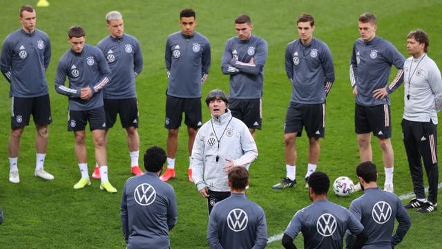 Fordert von der Mannschaft gegen Nordmazedonien voll Konzentration: Bundestrainer Joachim Löw.