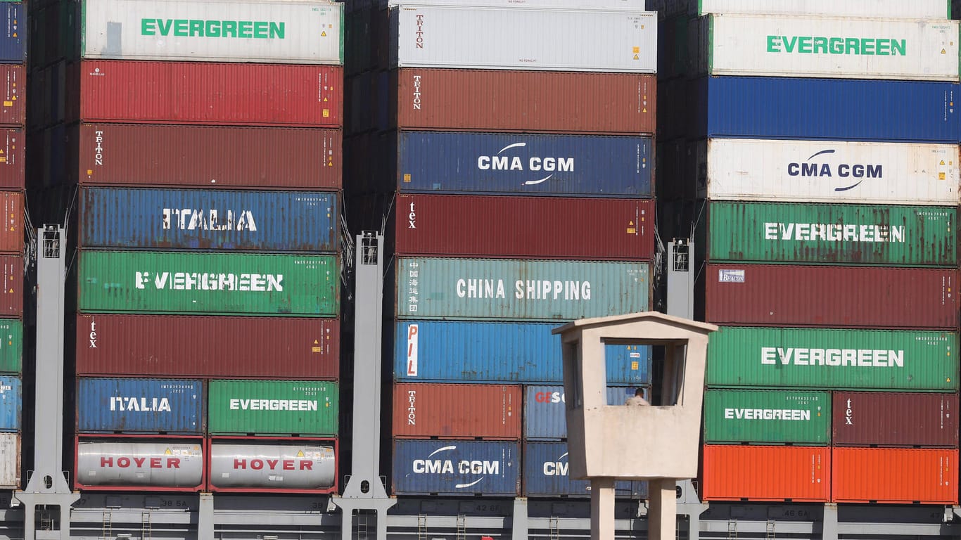 Container auf dem Schiff "Ever Given": Am Hamburger Hafen wurden 100.000 Quadratmeter zusätzliche Lagerflächen für Container geschaffen.