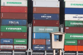 Container auf dem Schiff "Ever Given": Am Hamburger Hafen wurden 100.000 Quadratmeter zusätzliche Lagerflächen für Container geschaffen.