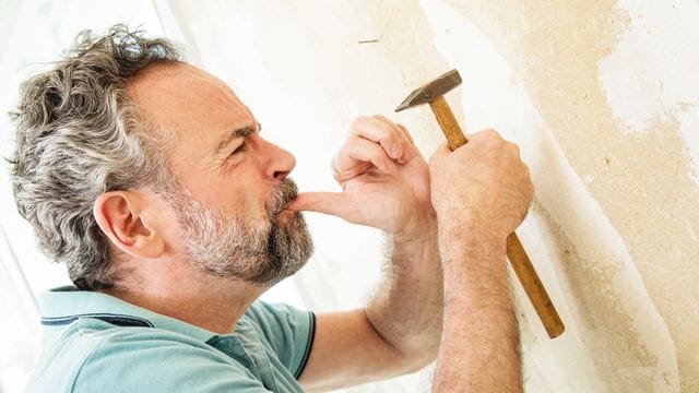 Manchmal kann es schnell gehen: Verletzungen mit dem Hammer können schmerzhaft und folgenreich sein.