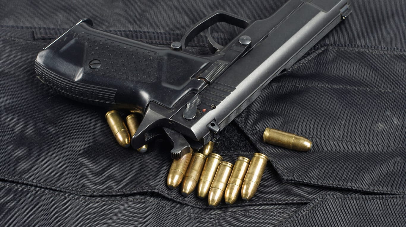 Polizeiwaffe mit Munition: In Sachsen stehen 17 Polizeibeamte unter Verdacht des Munitionsdiebstahls.