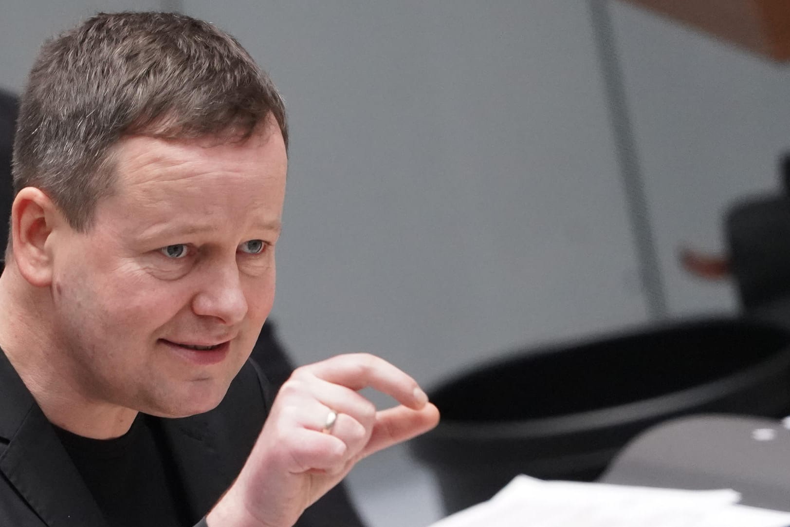 Berlins Kultursenator Klaus Lederer: Auch bei ihm löste das Handy nach einer Sitzung des Bundesrats Alarm aus.